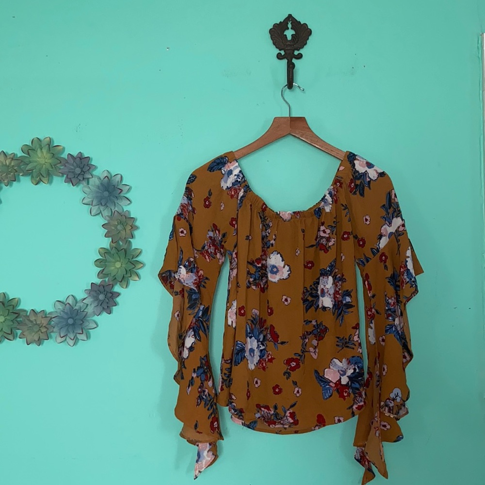 Polly & Esther- top with long Flowy sleeves
